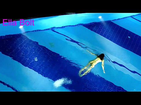 ❤️ Non podo deixar de mirar, unha moza loira que é sorprendida nadando espida na piscina do resort ELLA BOLT ️❌ Porno casero en % gl.porno-flix.ru % ️❤
